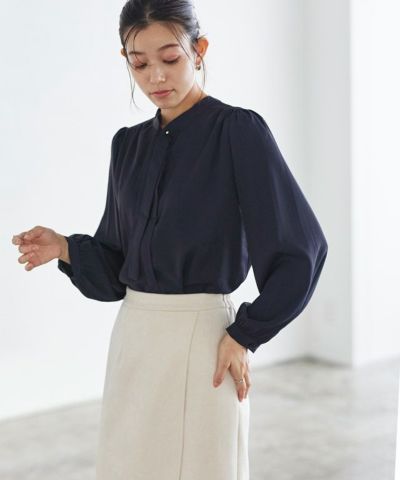 ゴールドボタンタイブラウス