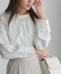 パールボタンタックブラウス