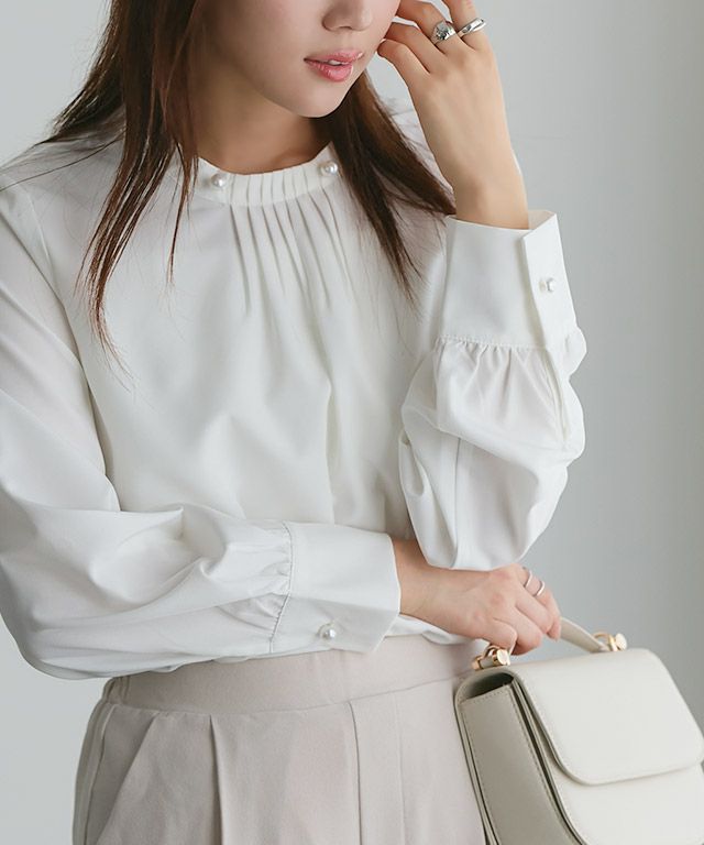 パールボタンタックブラウス
