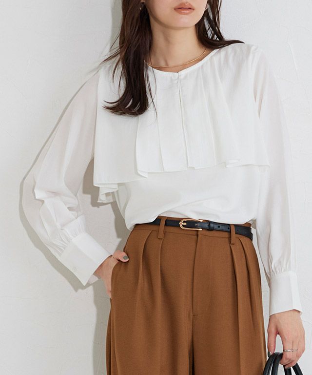 タックケープ風ブラウス