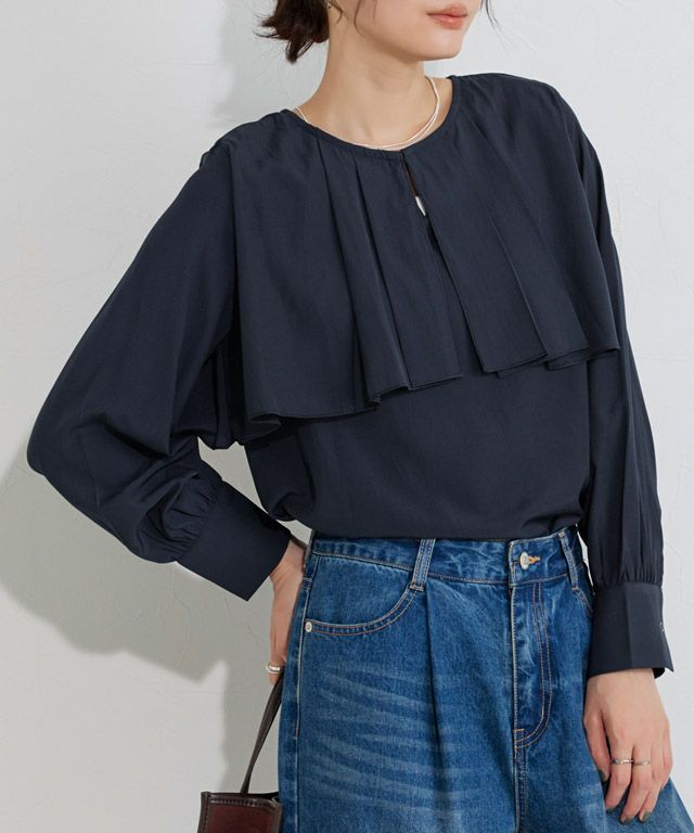タックケープ風ブラウス